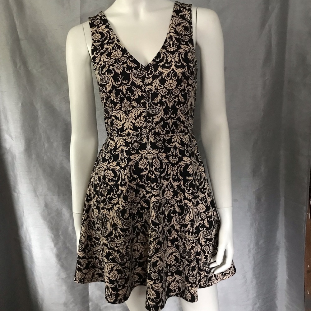 FOREVER 21 | Black & Cream Print V neck Mini Dress